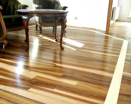 Boden aus Massivholz Ovangol mit Ahorn