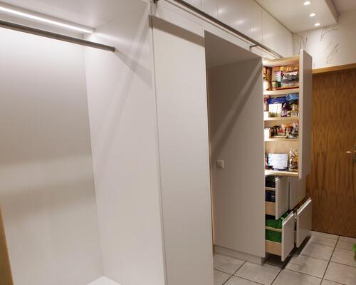 Maßanfertigung, Einbauschrank im Flur mit mobiler Leiter und Spiegel-6