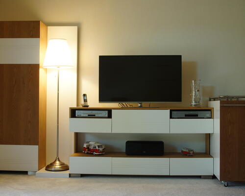 Möbel aus Weißeiche kombiniert mit weiß lackierten Fronten