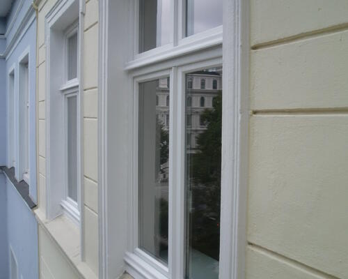 Holz Fenster mit Heizungskörperverkleidung und Mauerverkleidung Barock Stil