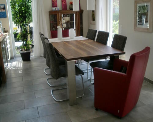 Tisch aus Nuss Holz auf Edelstahl Füßen