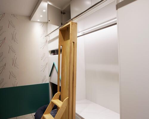 Maßanfertigung, Einbauschrank im Flur mit mobiler Leiter und Spiegel-3