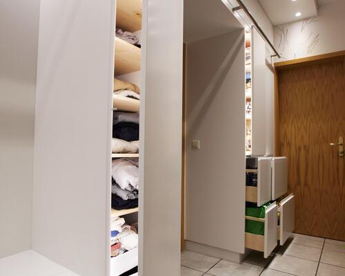 Maßanfertigung, Einbauschrank im Flur mit mobiler Leiter und Spiegel-5