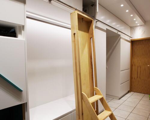 Maßanfertigung, Einbauschrank im Flur mit mobiler Leiter und Spiegel-4