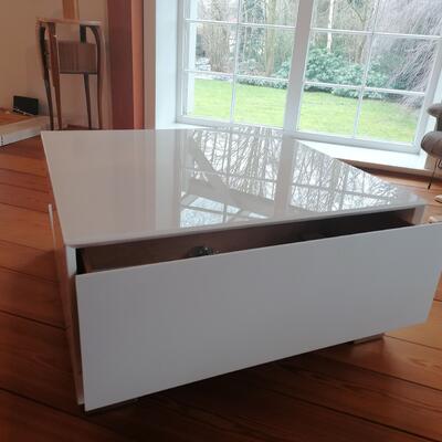 Couchtisch / Wohnzimmertisch, weiß, Hochglanz, 90 x 90 x 45 cm, zwei Schubladen und eine Ablagefläche 