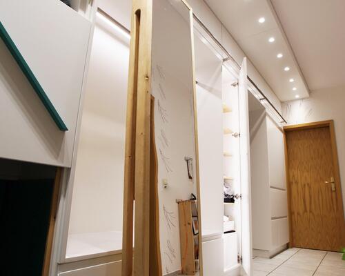 Maßanfertigung, Einbauschrank im Flur mit mobiler Leiter und Spiegel-2